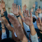 ידיים מורמות מעלה בזמן מחאה