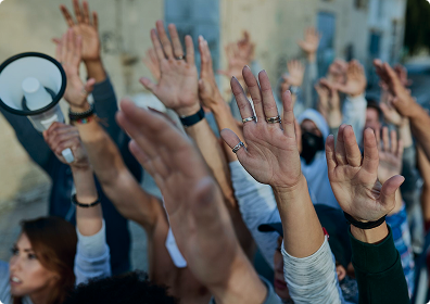 ידיים מורמות מעלה בזמן מחאה